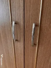Mobilier de living din PAL melaminat cu decor stejar auriu.
