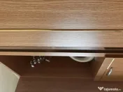 Mobilier de living din PAL melaminat cu decor stejar auriu.