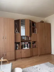 Mobilier de living din PAL melaminat cu decor stejar auriu.