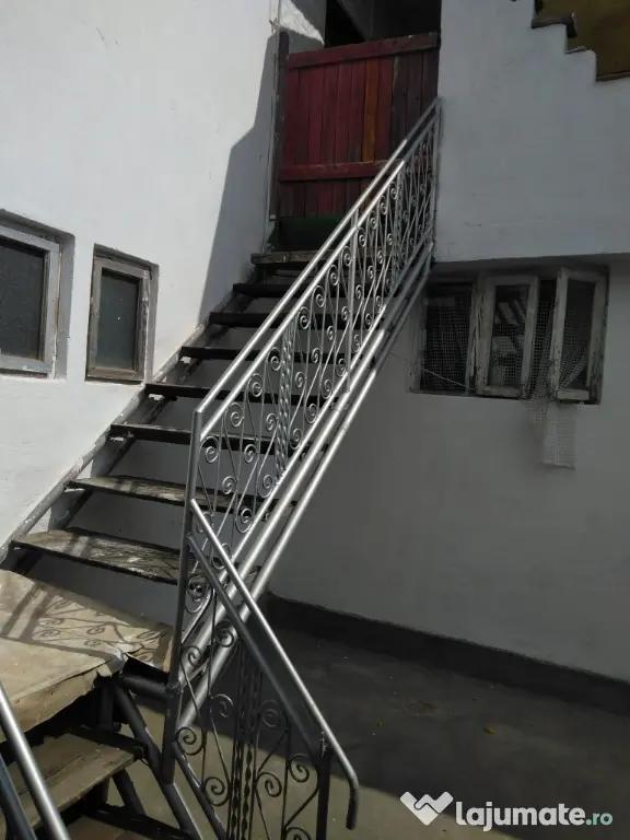 Vand casa în Ghindeni