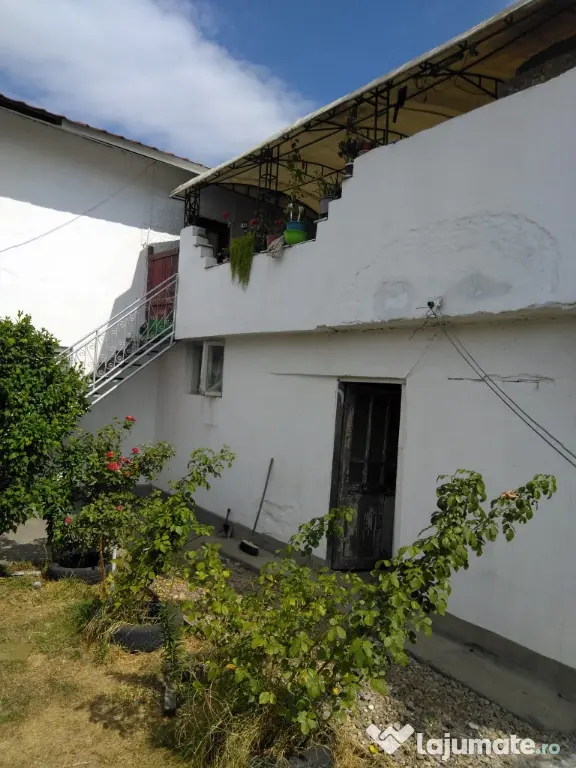 Vand casa în Ghindeni