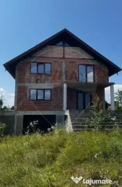 Casă / Vilă cu 6 camere de vânzare 