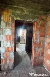 Casă / Vilă cu 6 camere de vânzare 