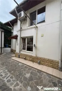 Armeneasca, Vila individuala, Curte comuna