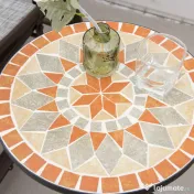 Outsunny Masă Rotundă Laterală Ø35,5cm – Masă de Patio Impermeabilă cu Design Mozaic, Măsuță din Metal pentru Living, Birou, Interior și Exterior – Galben și Gri | Aosom Romania 