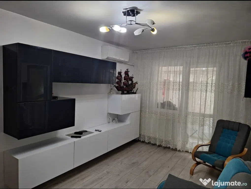 PROPRIETAR vând apartament