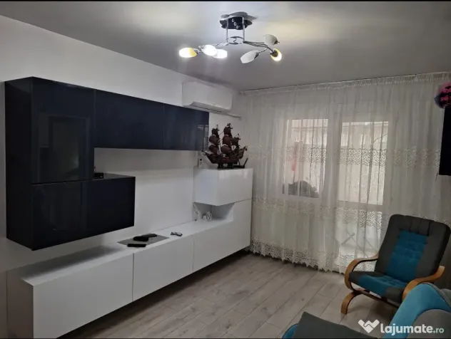PROPRIETAR vând apartament