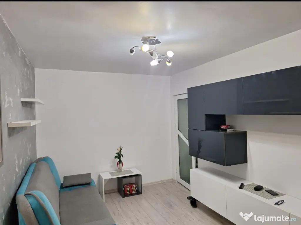 PROPRIETAR vând apartament