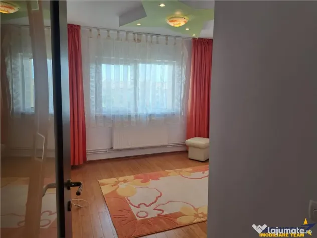 Apartament generos 3 camere de inchiriat, in zona apreciabil