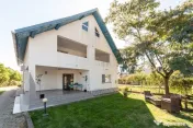 Casa visurilor cu livada roditoare si gradina amenajata 