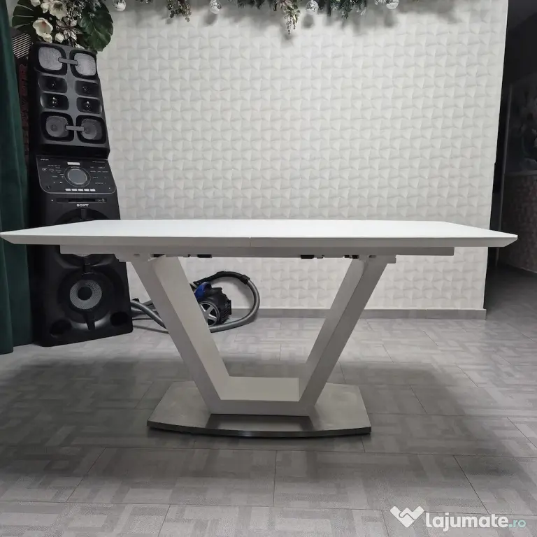 Masă extensibilă Kika, cu sticlă mată securizată stare impecabilă