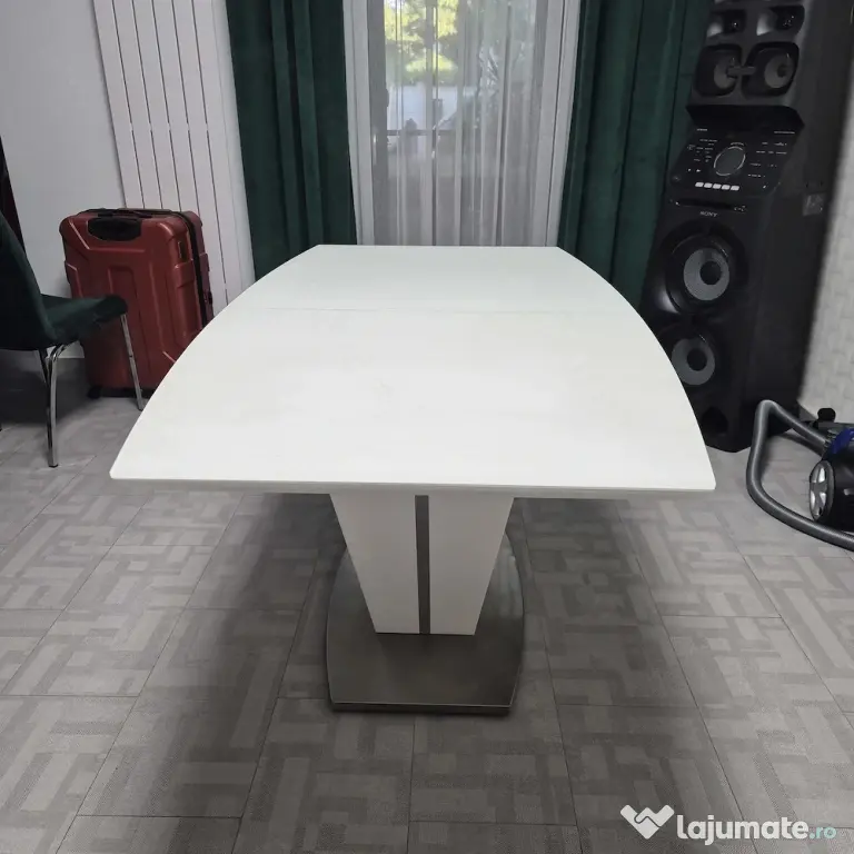 Masă extensibilă Kika, cu sticlă mată securizată stare impecabilă