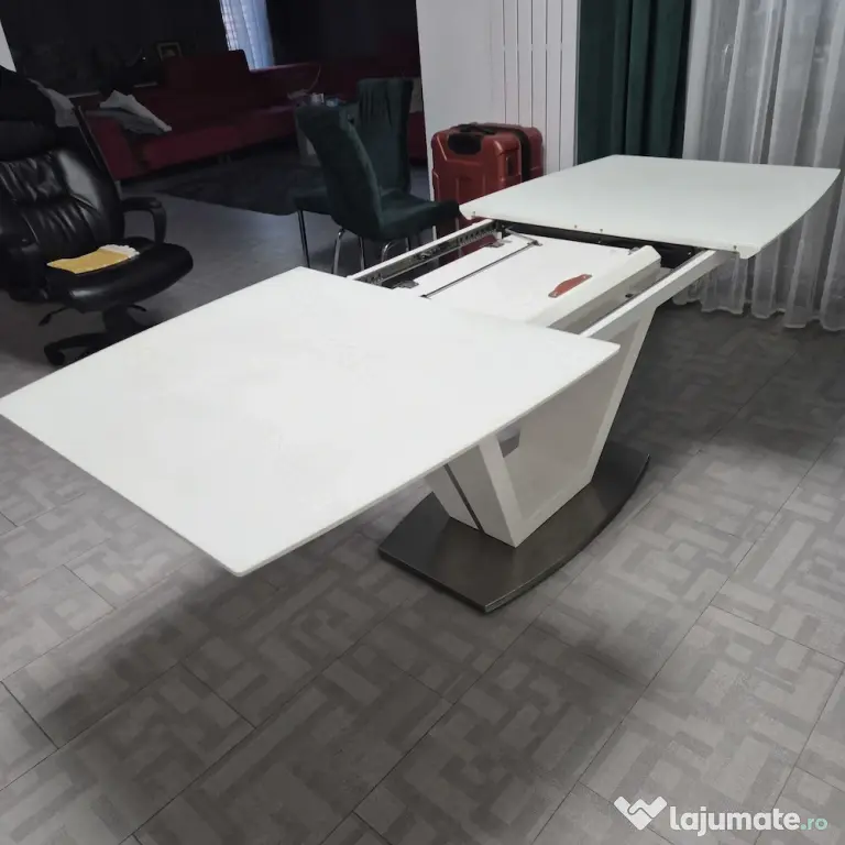 Masă extensibilă Kika, cu sticlă mată securizată stare impecabilă