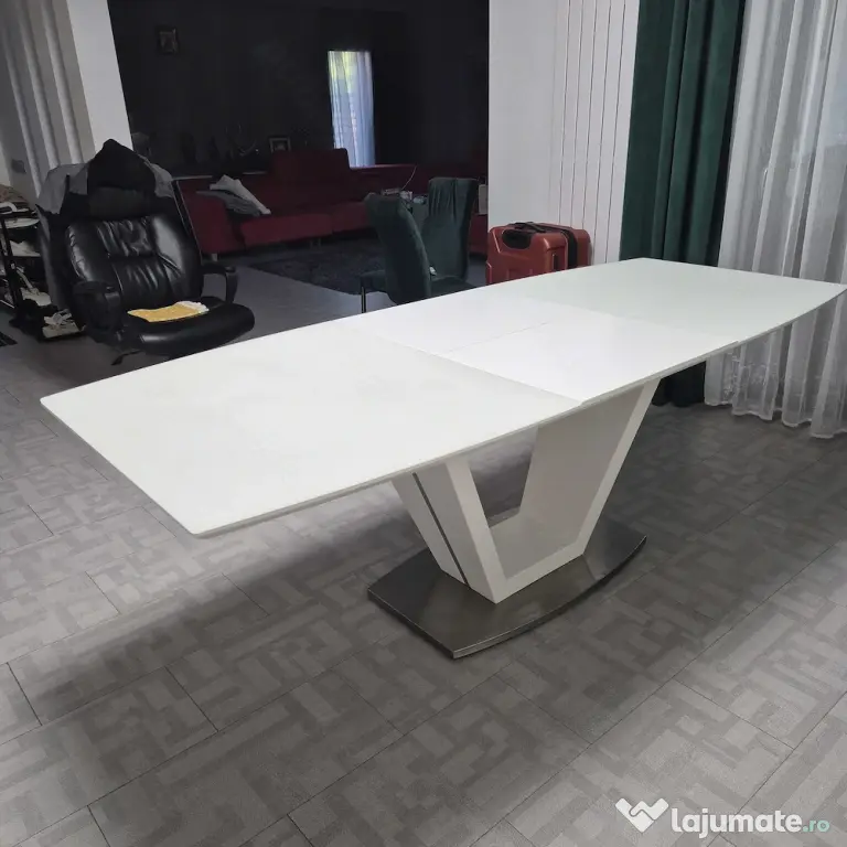 Masă extensibilă Kika, cu sticlă mată securizată stare impecabilă