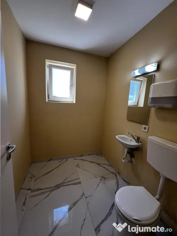 Spatiu comercial de 2 camere cu 2 bai 3 locuri de parcare zo