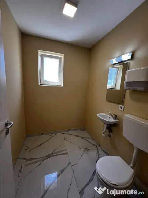 Spatiu comercial de 2 camere cu 2 bai 3 locuri de parcare zo
