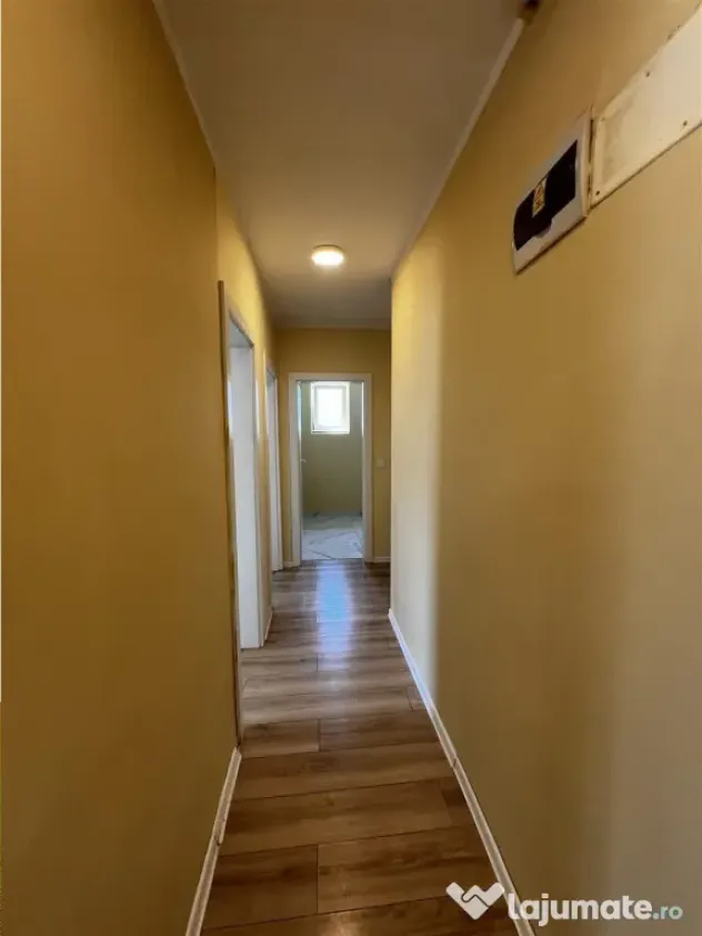 Spatiu comercial de 2 camere cu 2 bai 3 locuri de parcare zo