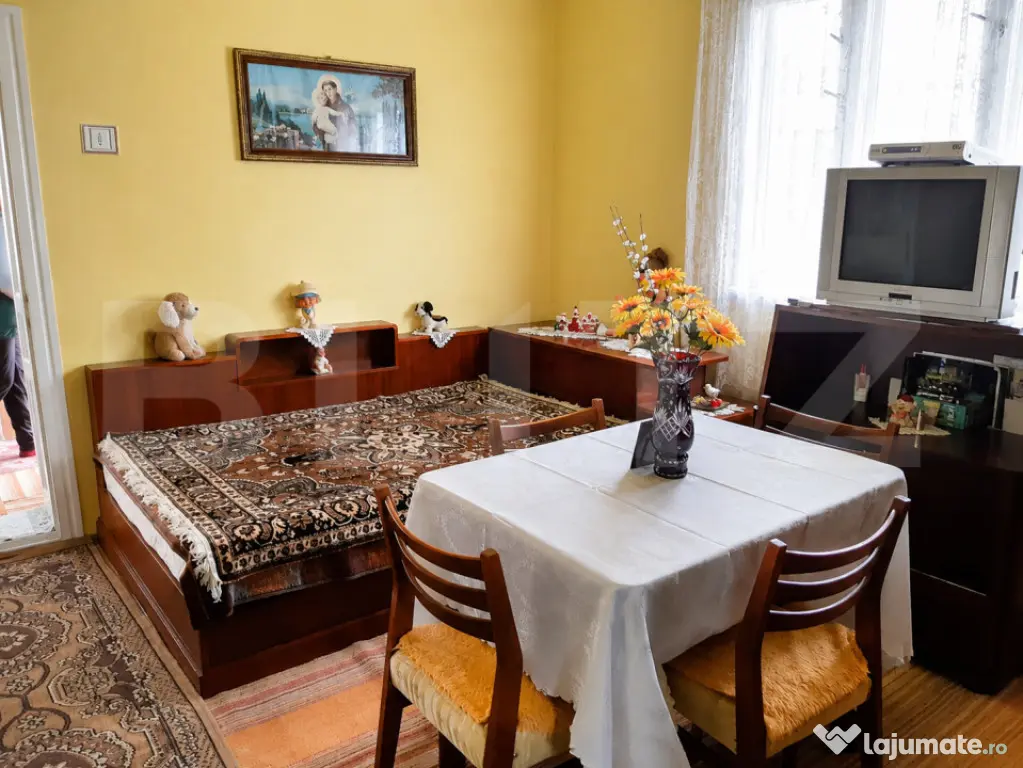 Casă tradițională cu teren de 950 mp și anexe, Zau de C?