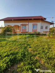 Casă din cărămidă cu teren generos de 4.717 mp | Dealu, 