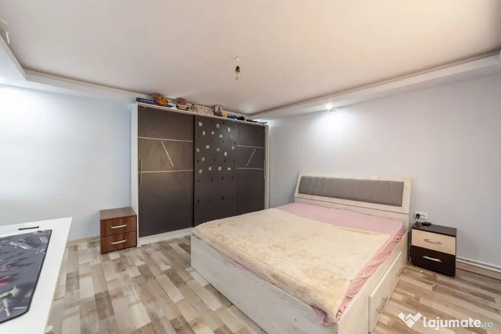 Casă renovată 2022, 3 camere, 1034 mp teren, încălzir...
