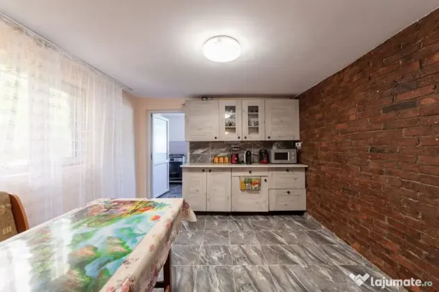 Casă renovată 2022, 3 camere, 1034 mp teren, încălzir...