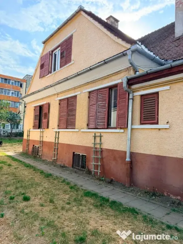 Vand Casa - Codlea, str.T.Vladimirescu, nr.9 jud. Brasov - 7 camere