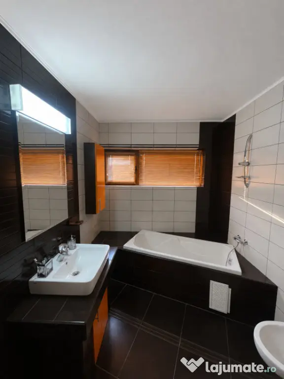 Casă spațioasă P+1, 240 mp | Teren 1.084 mp | 2 garaje |