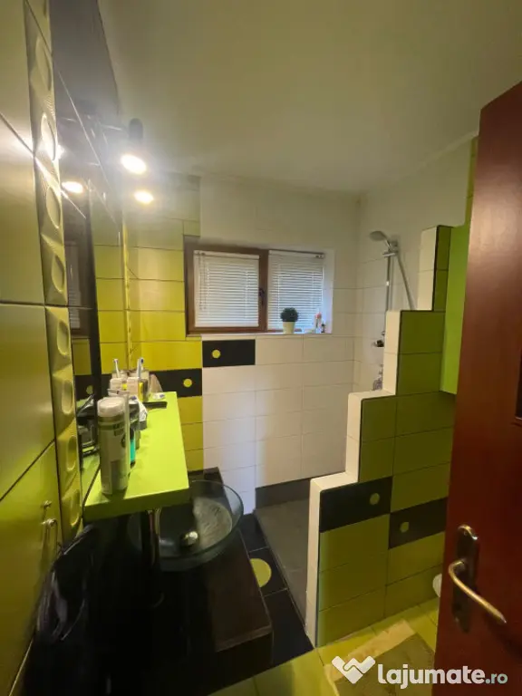 Casă spațioasă P+1, 240 mp | Teren 1.084 mp | 2 garaje |
