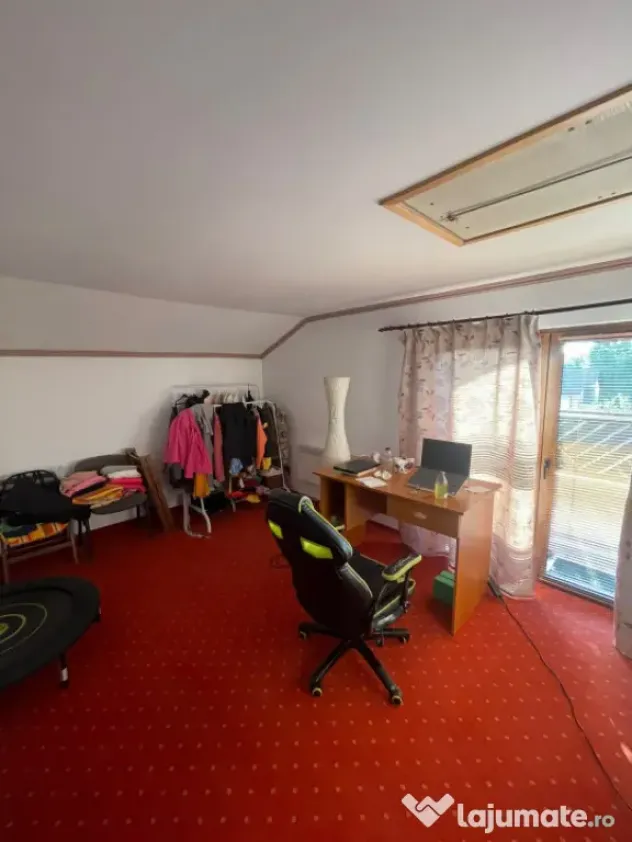 Casă spațioasă P+1, 240 mp | Teren 1.084 mp | 2 garaje |