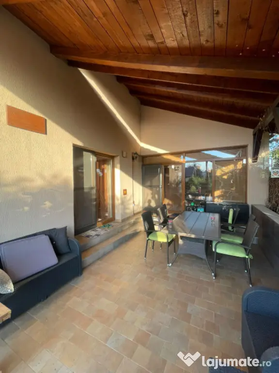 Casă spațioasă P+1, 240 mp | Teren 1.084 mp | 2 garaje |