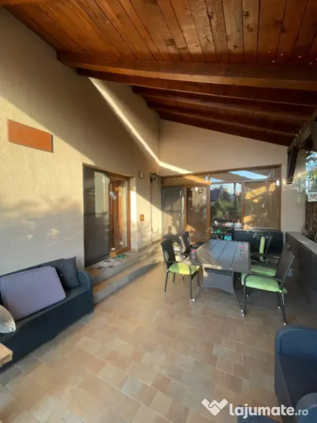 Casă spațioasă P+1, 240 mp | Teren 1.084 mp | 2 garaje |