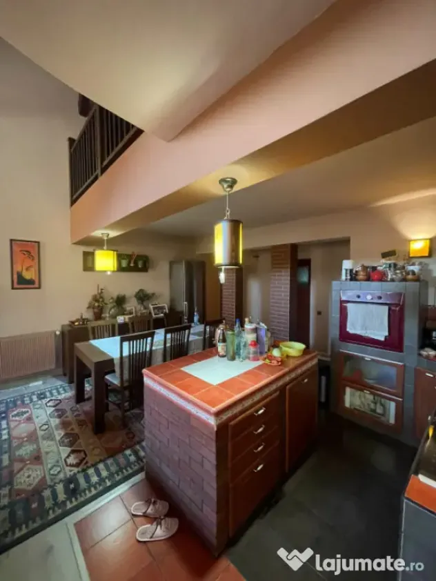 Casă spațioasă P+1, 240 mp | Teren 1.084 mp | 2 garaje |