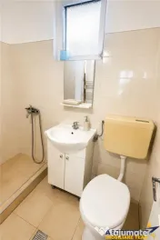 Casa 3 camere, cota teren 446 mp, garaj, terasa, pivnita, Un