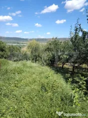 Casă cu teren, livadă, lac și izvor - ideală pentru locu