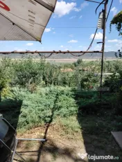 Casă cu teren, livadă, lac și izvor - ideală pentru locu