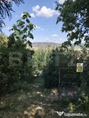 Casă cu teren, livadă, lac și izvor - ideală pentru locu