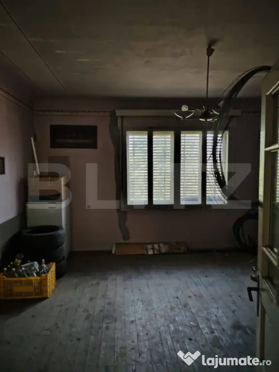 Casă cu teren, livadă, lac și izvor - ideală pentru locu