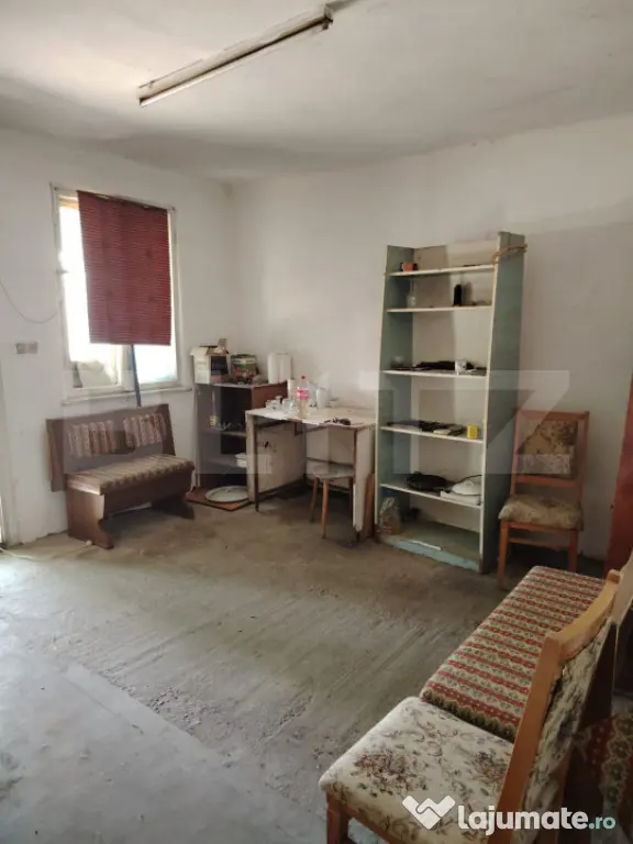 Casă cu teren, livadă, lac și izvor - ideală pentru locu
