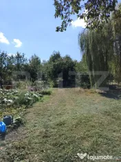 Casă cu teren, livadă, lac și izvor - ideală pentru locu