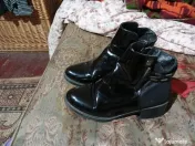 Vând cizme scurte lăcuite dama