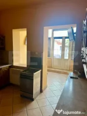 Apartament 3 camere la casă, mobilat, cu terasă și parcar 
