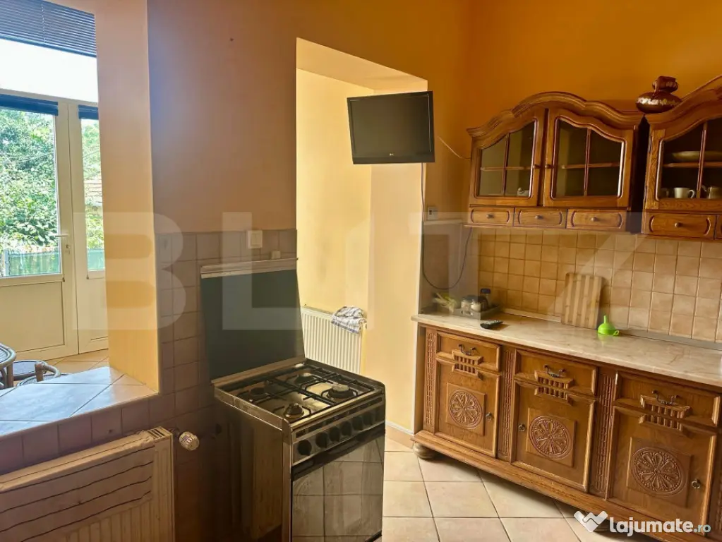 Apartament 3 camere la casă, mobilat, cu terasă și parcar