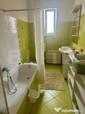 Apartament 3 camere la casă, mobilat, cu terasă și parcar 