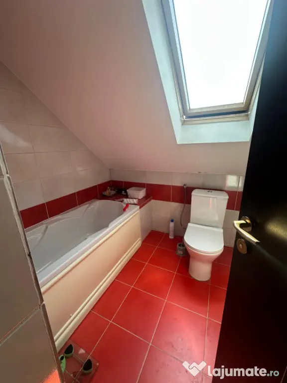 Apartament la vila de 4 camere 90 mp, curte comuna Zona Muze