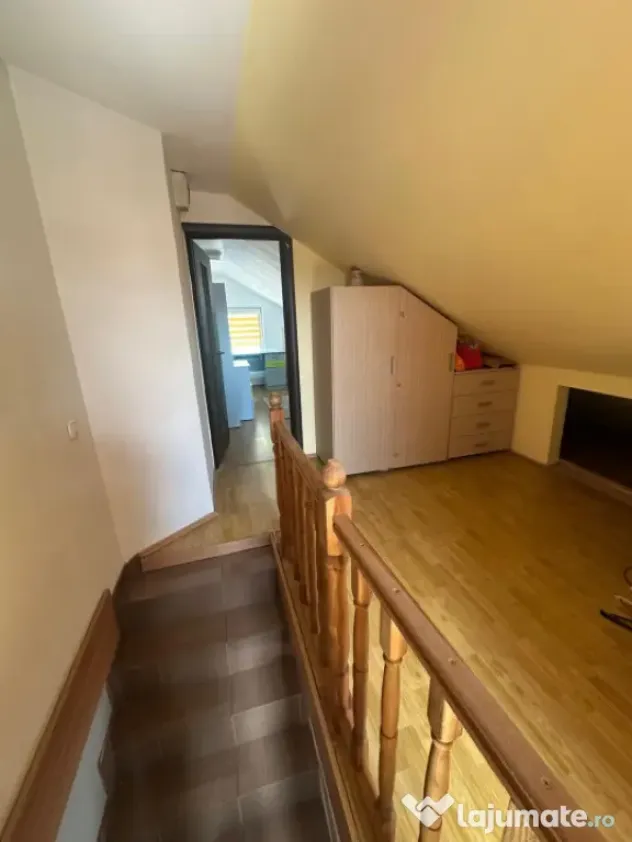 Apartament la vila de 4 camere 90 mp, curte comuna Zona Muze