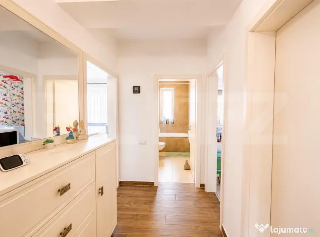 Apartament 3 camere de vânzare, Tractorul, Brașov