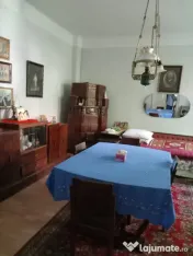 Casă de vânzare–3 dormitoare, 2 livinguri,ideală și pe