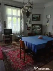 Casă de vânzare–3 dormitoare, 2 livinguri,ideală și pe