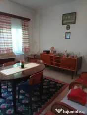 Casă de vânzare–3 dormitoare, 2 livinguri,ideală și pe