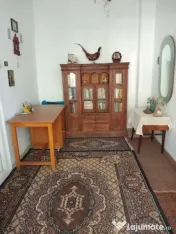 Casă de vânzare–3 dormitoare, 2 livinguri,ideală și pe